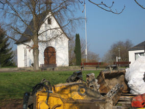 Schweres Gerät für den Bagger liegt bereit